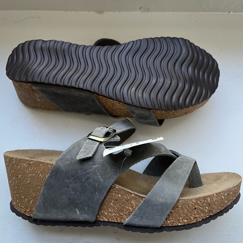Strappy wedge size 7.5